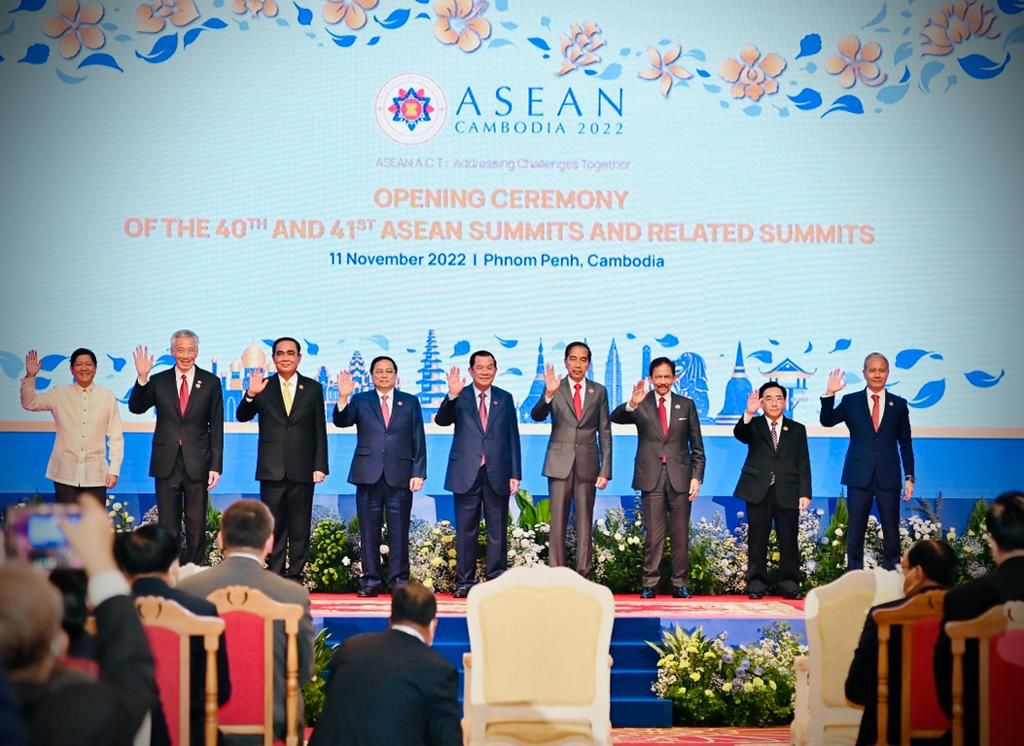 Presiden Jokowi dan Ibu Iriana Hadiri Upacara Pembukaan KTT ASEAN…