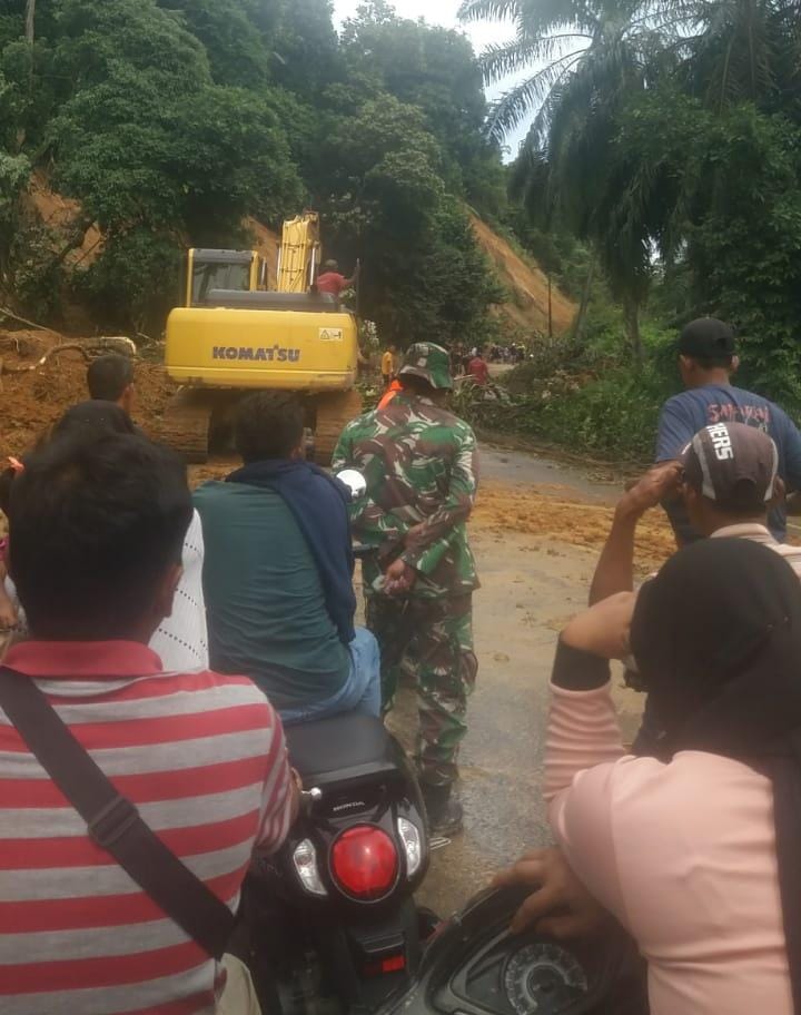Jalinsum Bukit Seumadam Aceh Tamiang longsor menutup jalan akibat huja…