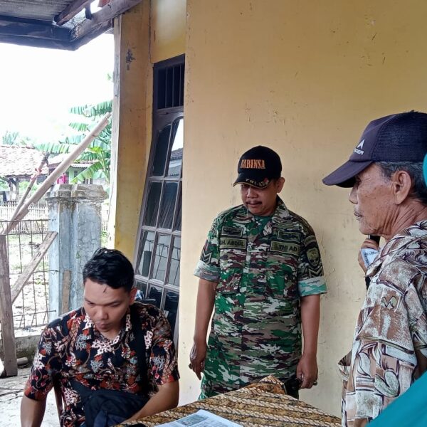 Babinsa Koramil 13 Kedungwaringin Kodim 0509 Kabupaten Bekasi  Monitoring Bantuan BLT BBM dan PKH
