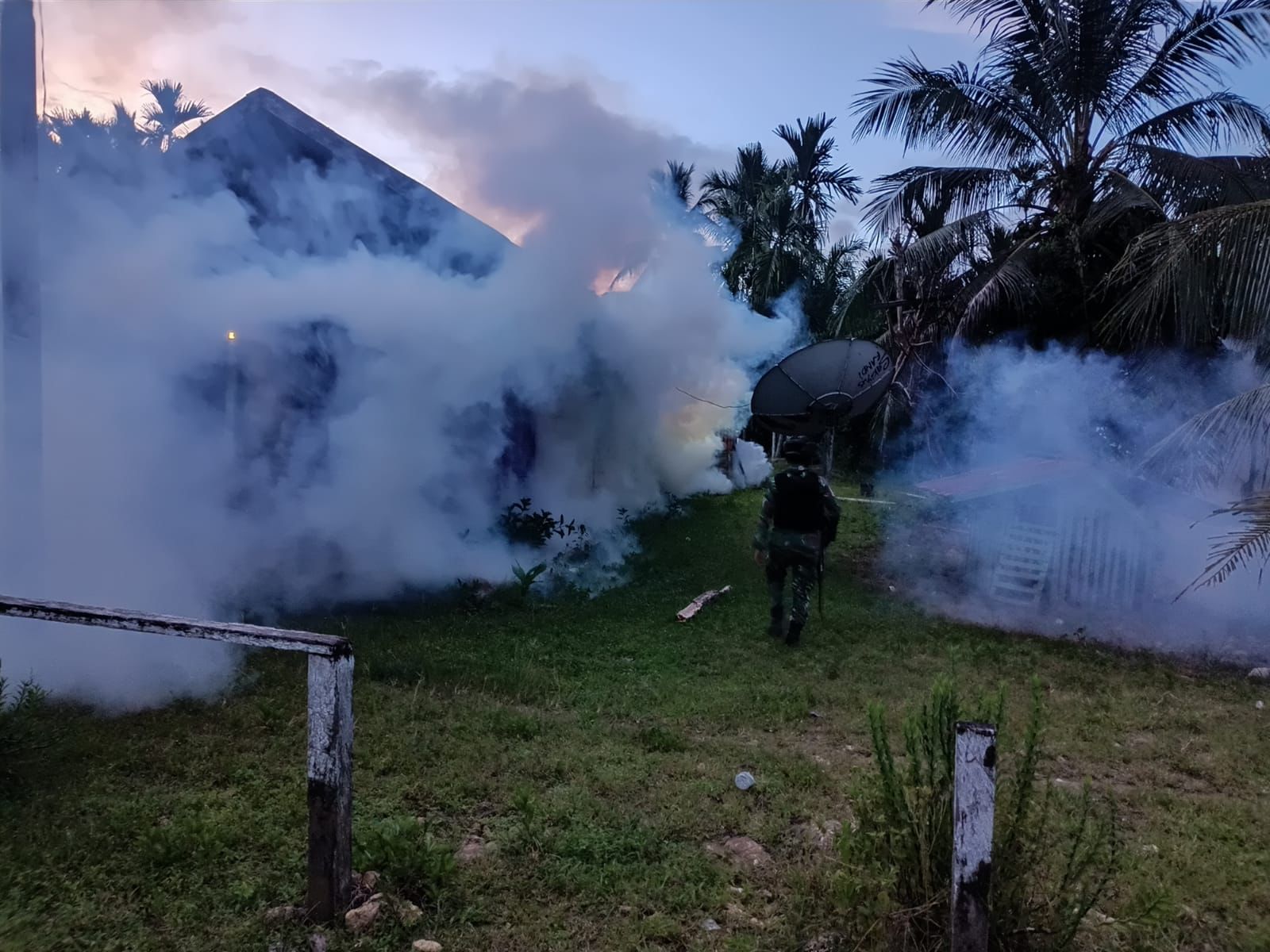 Cegah Malaria, Prajurit Bima Sakti Adakan Fogging Di Pemukiman Masyarakat