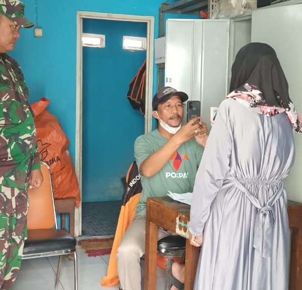 Pasca Pandemi Didampingi Babinsa Koramil 13 kedungwaringin Ratusan Warga Terima Bantuan BLT BBM di PT Pos Indonesia