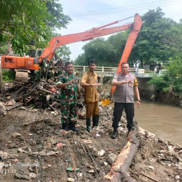 Antisipasi Banjir Petugas UPTD Dinas Kebersihan Bersama Babinsa Koramil 01…