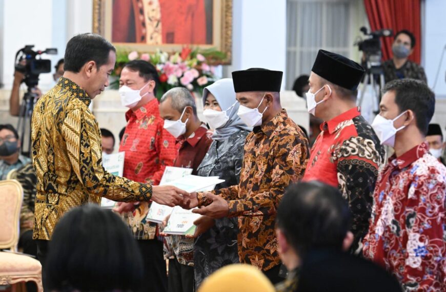 Presiden Jokowi Serahkan KUR Klaster dan Salurkan Dana melalui LPDB KUMKM