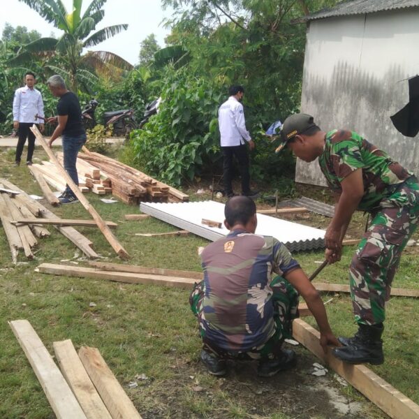 Akibat Angin Puting Beliung Babinsa Koramil 12 Serangbaru Terjun melaksanakan Bedah Rumah 