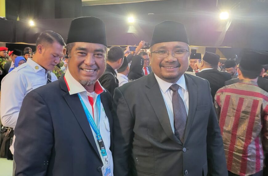 Ketua PWNU Riau H.T.Rusli Ahmad sampaikan ucapan selamat dan sukses kepada Ketum PBNU KH.Yahya Cholil Staquf