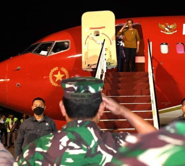 Presiden Joko Widodo Lepas Landas Kembali ke Jakarta Melalui Bandar Udara Sentani