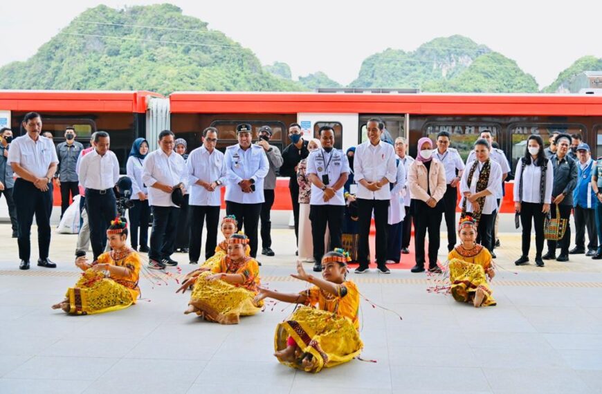 Tiba di Stasiun Rammang-Rammang, Presiden Disambut Tiga Tarian Khas Sulawesi Selatan