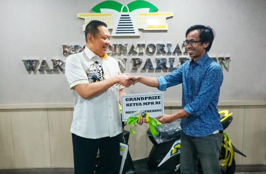 Ketua MPR RI Bamsoet Serahkan Hadiah Sepeda Motor kepada Wartawan Koordinatoriat Wartawan Parlemen