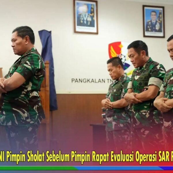 Panglima TNI Pimpin Sholat Sebelum Pimpin Rapat  Evaluasi Operasi SAR…
