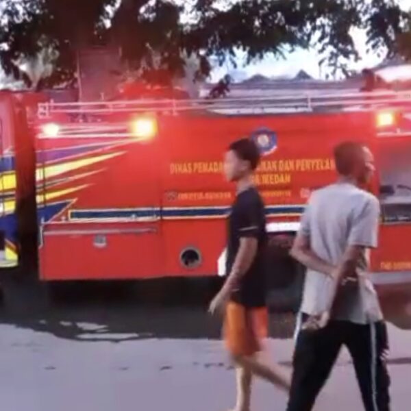 3 Unit Damkar DPKP Kota Medan, Melakukan Pemadaman…