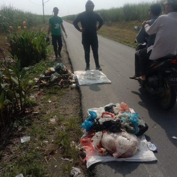 Banyaknya Sampah Berserakan di Jalan Lintas Boyolali- Pasar 2 Dalam, Desa Klumpang Kebun, Prangkat Desa Bergotong-Royang. 