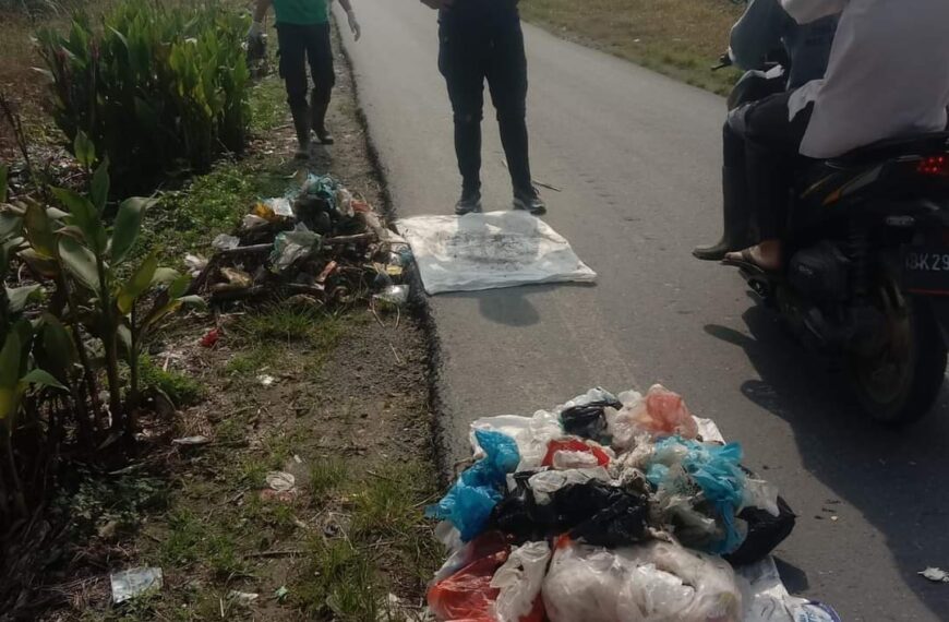 Banyaknya Sampah Berserakan di Jalan Lintas Boyolali- Pasar 2 Dalam, Desa Klumpang Kebun, Prangkat Desa Bergotong-Royang. 