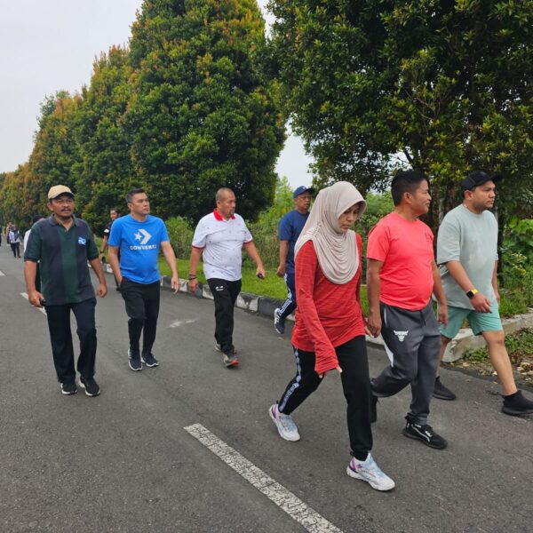Kunjungan Kerja Pj Gubsu Dan Ny Dessy Hasanuddin Sempatkan Olah Raga Santai di Dolok Sanggul Sebelum Mengahadiri LTFW 2023.