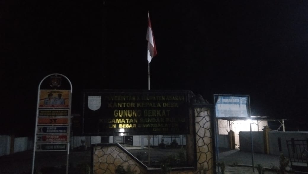 Bendera Koyak di Depan kantor Desa Gunung Berkat, Kecamatan Bandar Pulau Kabupaten Asahan, Masyarakat Minta APH Menegor. 