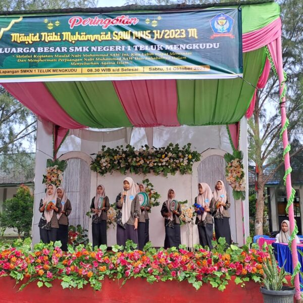Bhabinkamtibmas Polsek Teluk Mengkudu, Mengikuti Undangan Acara Maulid Nabi Muhammad SAW 1445 H, di Lapangan SMK Negeri 1 Teluk Mengkudu. 
