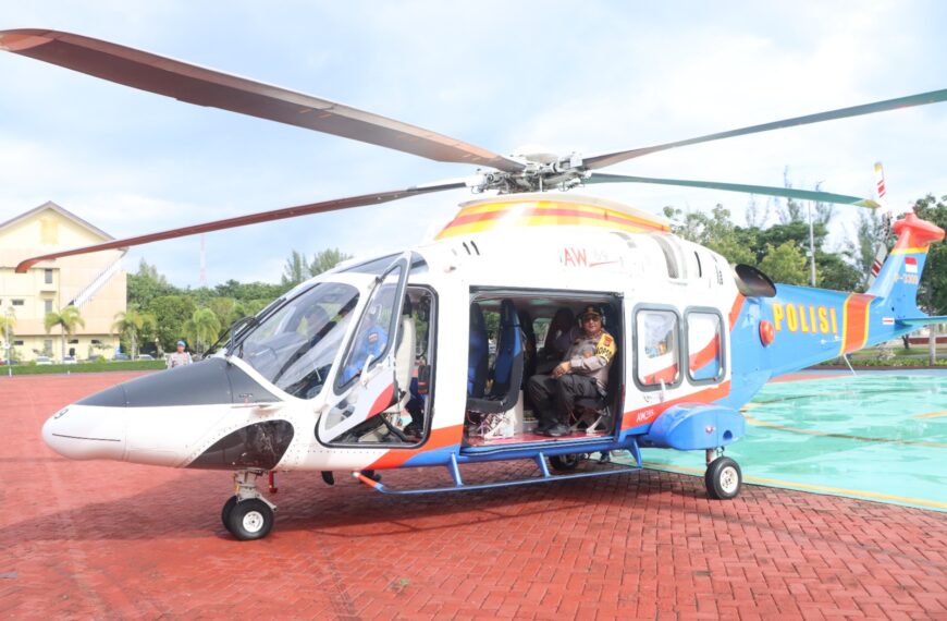 Mengunankan Helikopter Kapolda Aceh Pantau Situasi Perairan untuk Antisipasi Kedatangan…