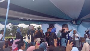 Anggi Maisarah, SH Calon Legislatif DRPD Deli Serdang,Nomor urut 7,Partai Demokrat, bersama Massa Pendukung.(Foto/Ist/Kn/Nyak joni/Masrianto)