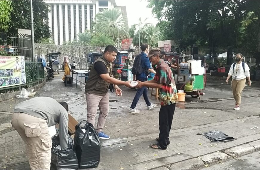 Relawan KSJ Pusat Berbagi Takjil Depan Masjid Istiqlal Jakarta
