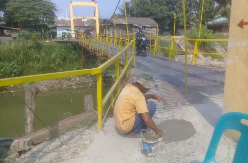 Warga Kota Bagun Memperbaiki Jembatan Gantung Secara Swadaya.