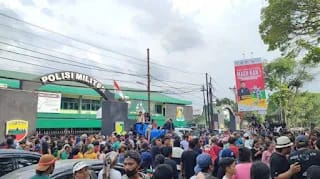 Ratusan Masyarakat Pancur Batu, Deliserdang, menggeruduk Markas Denpom 1/5 di Jalan Letjen Suprapto Medan. 